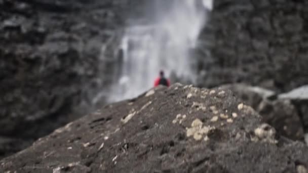 Man stående på stenar under Fossa vattenfall — Stockvideo