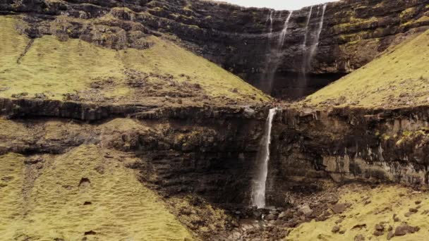 Fossa瀑布和悬崖之间的远足者无人机 — 图库视频影像