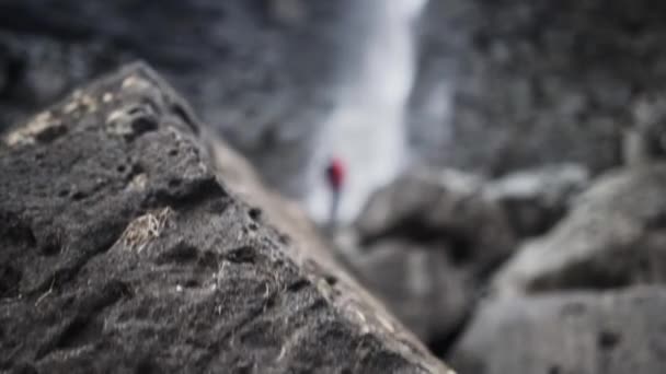 フォッサ滝の下の岩の上のハイカー — ストック動画