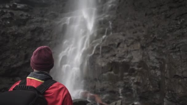 赤でハイカーフォッサの滝を見て — ストック動画