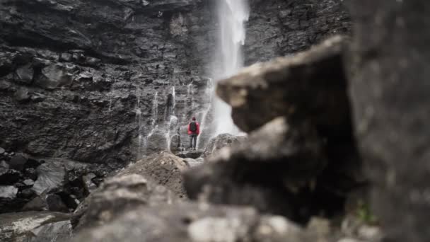 Mannen vid Cliff Face tittar på Fossa vattenfall — Stockvideo