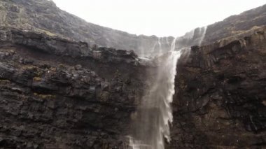 Sudan çıkan İHA, Cliff Edge 'in üzerinde çağlıyor.