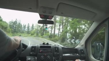 Ülke Yolu boyunca Araba Süren Çift