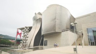 Bilbao 'daki Guggenheim Müzesinde Turistler