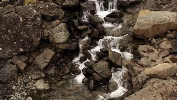 Rocas y agua fluyendo en el arroyo — Vídeos de Stock