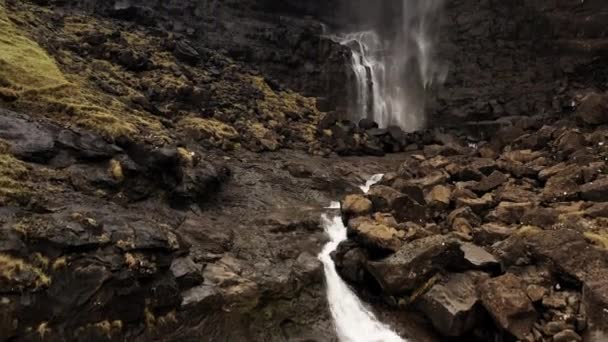 Felsen und Wasser fließen im Bach vom Wasserfall Fossa — Stockvideo