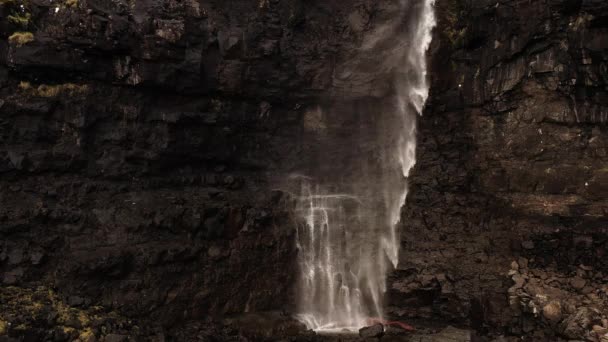 Drönare av vatten kaskad över klippan — Stockvideo