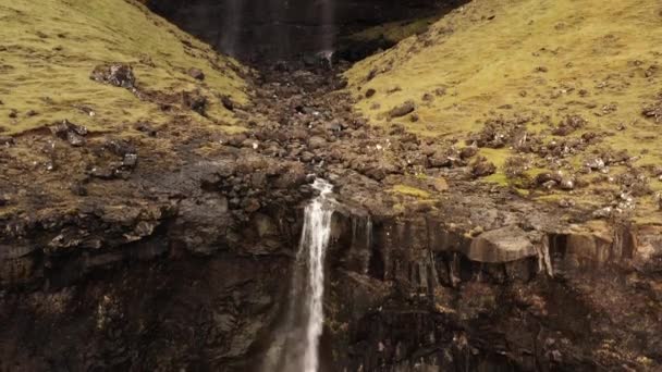 Drone over Cliff Fossa vízesés a Cascades — Stock videók