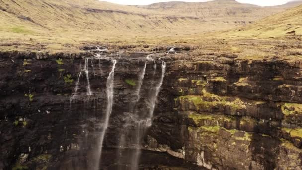 Drone sobre paisaje escaso con cascada de Fossa — Vídeos de Stock