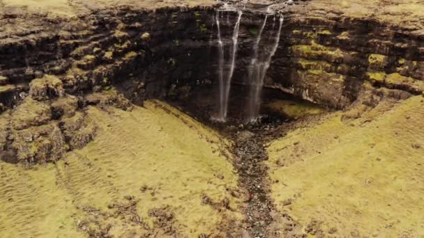 Drone sobre excursionista en corriente por debajo de las cascadas de Fossa — Vídeo de stock