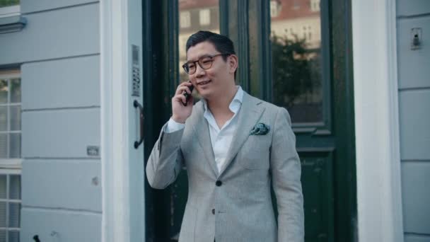 Koreli İş Adamı Telefonla İyi Haberler Aldı — Stok video