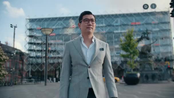 Empresario coreano comprobando el tiempo en la ciudad — Vídeos de Stock