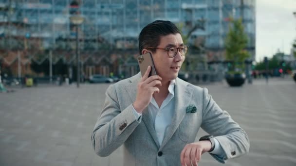 Korean Businessman on phone call in City — 비디오