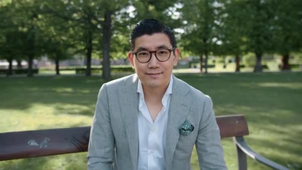 Důvěryhodný korejský podnikatel v parku — Stock video