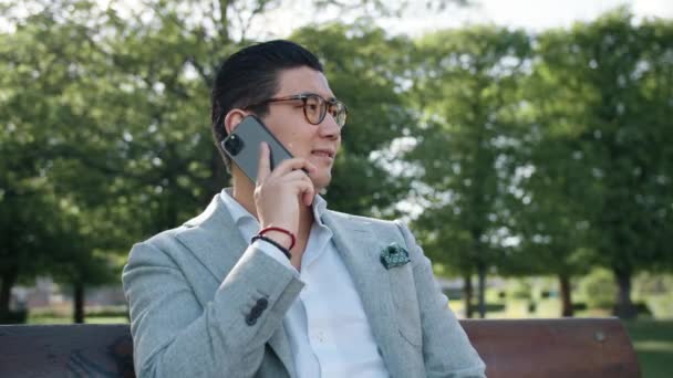 Koreli İş Adamı Park 'ta Telefonda — Stok video