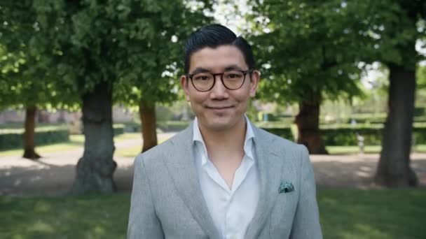 Korejský podnikatel kráčející v městském parku — Stock video