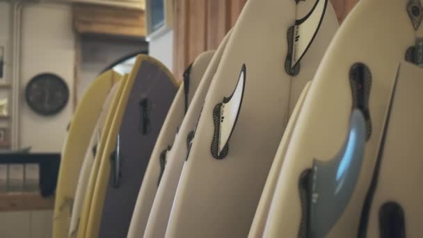 Доски для серфинга в магазине в Сен-Себастьяне — стоковое видео
