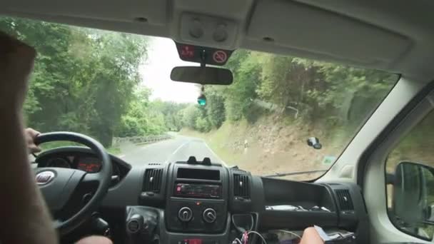 Couple voiture de conduite le long de la route — Video