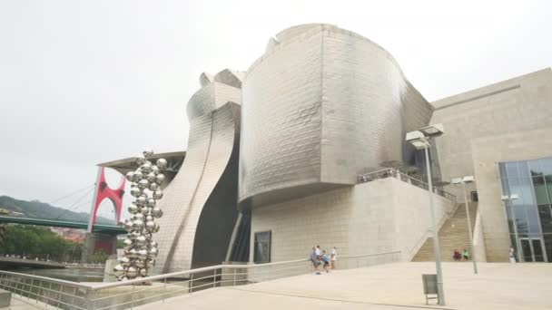 Turisták a Guggenheim Múzeum Bilbao — Stock videók