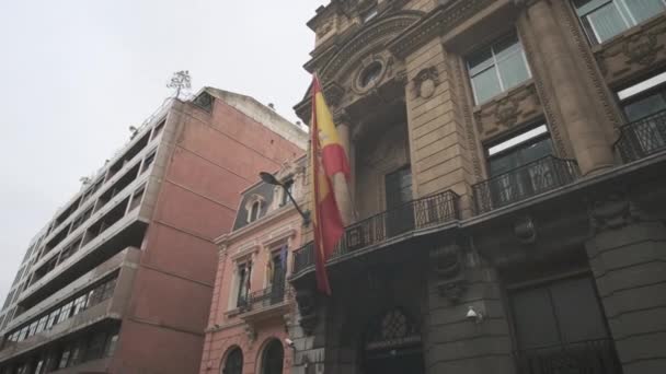 Bandera catalana colgando del edificio — Vídeos de Stock