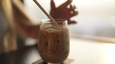 Kadın Saman ile İçerken Masadaki Buzlu Kahve