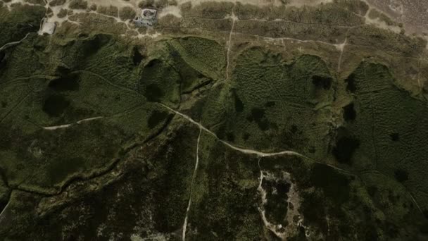 Tiro de aviones no tripulados de fuertes olas que se estrellan contra la playa y los campos de llanura cubierta de hierba — Vídeos de Stock