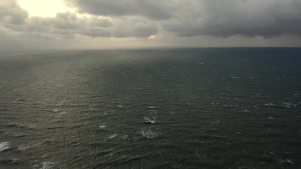丹麦广阔的海洋地平线和厚重的背景云 — 图库视频影像