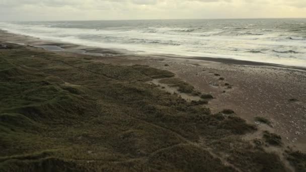 Himmlischer Himmel und starke Wellen, die in Dänemark gegen den Strand krachen — Stockvideo