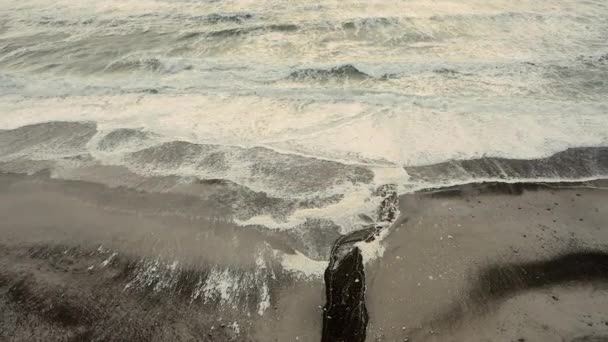 Vista de pájaro de olas maravillosamente estrellándose contra la playa de Dinamarca — Vídeo de stock