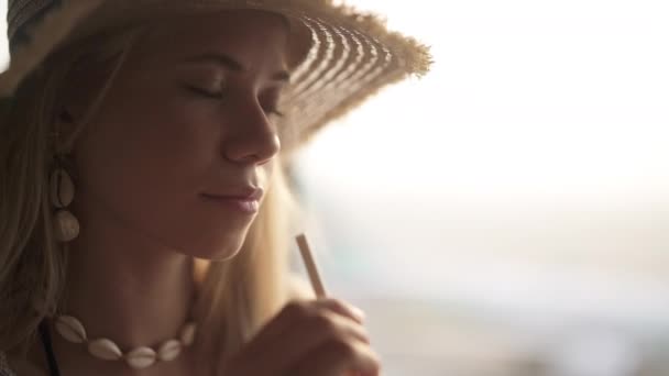 Blond modell Dricka iskaffe med halm — Stockvideo