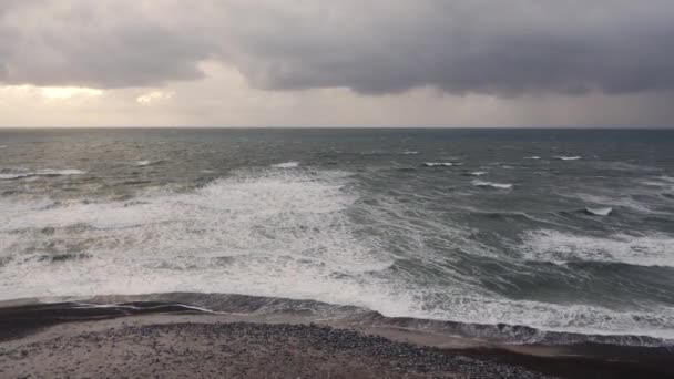 在丹麦海滩上，海浪美丽地撞击着棕色的沙滩 — 图库视频影像