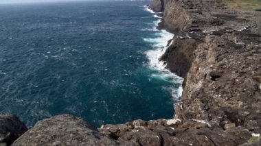 Bosdalafossur kayalıklarıyla kıyı şeridi