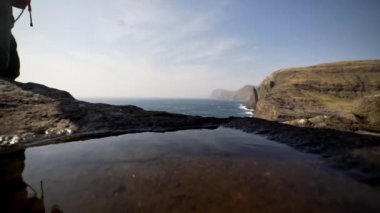 Yürüyüşçü Kıyı Kıyısı 'nın yakınındaki Kayalık Havuzu' nda Yürüyor