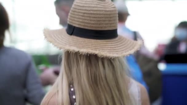 Vista de la espalda de una viajera esperando en fila en el aeropuerto — Vídeos de Stock