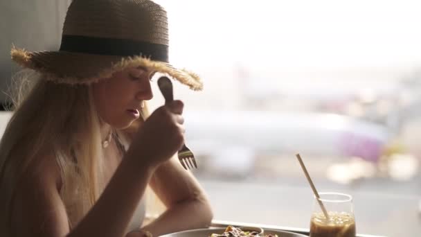Hermosa mujer sentada por el aeropuerto Café Comer ensalada — Vídeos de Stock