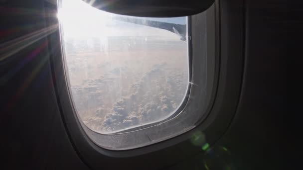 Den ljusa solen och vacker horisontell vy från flygplansfönstret — Stockvideo