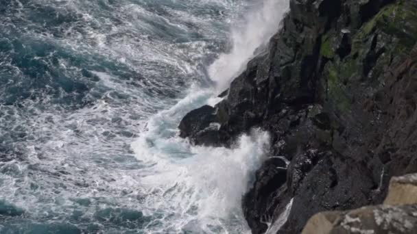 Wellen krachen gegen Klippen an der Küste — Stockvideo