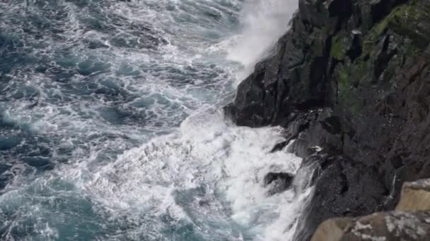 Meer kracht gegen Klippen an der Küste — Stockvideo