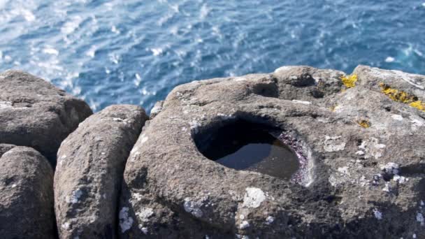 Rock Pool på klippkanten ovanför havet — Stockvideo