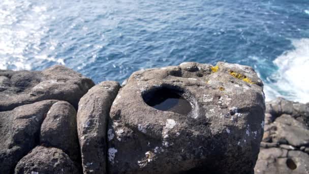 Piscina de rocas en acantilados sobre el mar — Vídeo de stock
