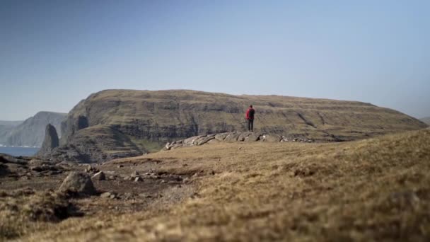 Escursionista Guardando Paesaggio drammatico — Video Stock