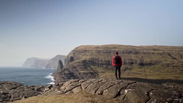 Uomo in piedi si affaccia sul mare — Video Stock