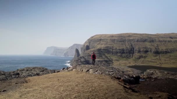 Hombre mirando el mar y el paisaje dramático — Vídeos de Stock