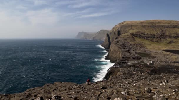 Pěší turistika po skalnatých útesech — Stock video