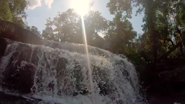 Inclinazione giù abbattuto dal cielo verso la fine delle cascate — Video Stock