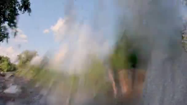 Cascate nella fotocamera con vista sugli alberi della foresta e cielo blu sullo sfondo — Video Stock