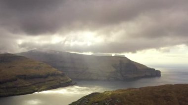 İnsansız hava aracı bulutlardan parlayan güneş ışınlarına doğru uçuyor.