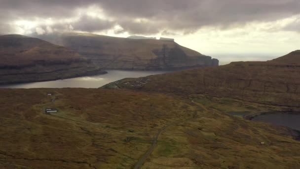 Vuelo del dron sobre paisaje dramático y fiordos — Vídeo de stock