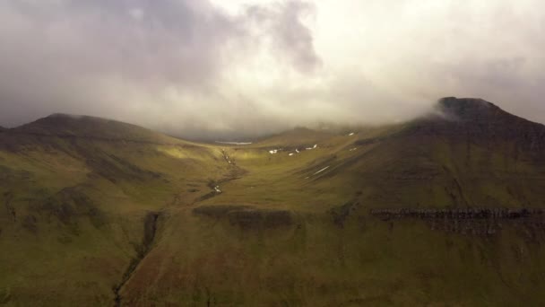 Drohnenflug über rollender und bergiger Landschaft — Stockvideo