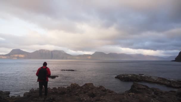 Wanderer wandern über felsige Küste — Stockvideo